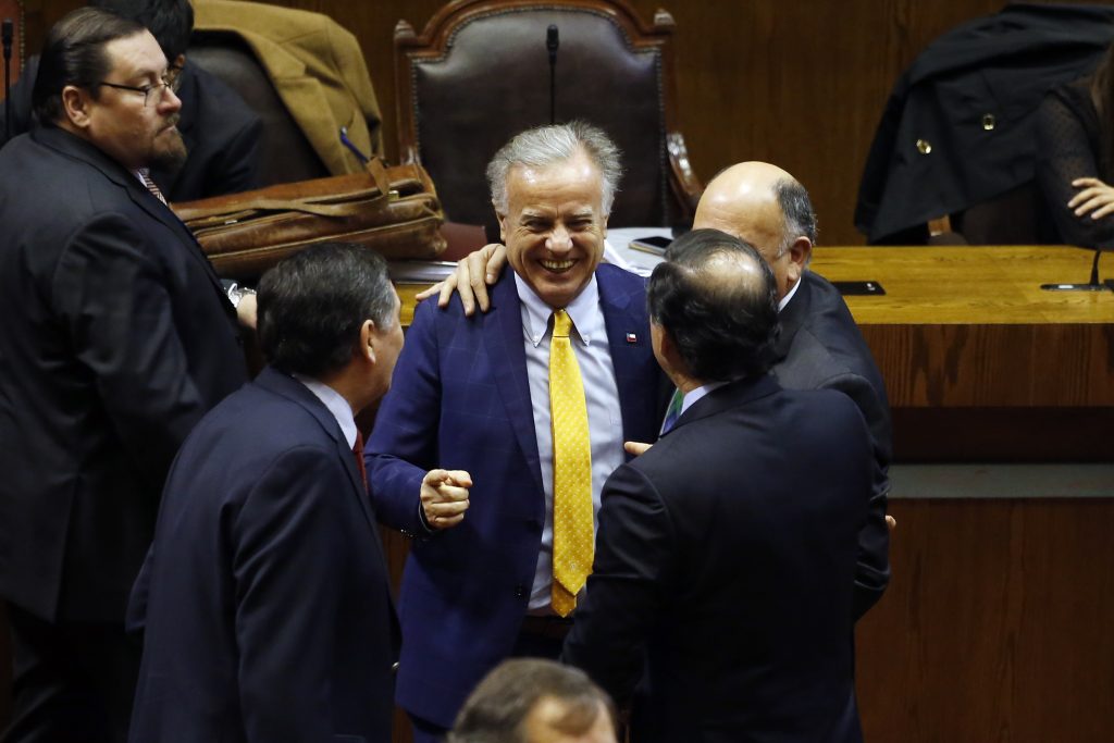 Ministro Santelices valoró “la mayoría democrática expresada en el Parlamento”