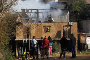 Dos casas destruidas y una mujer grave fue saldo de incendio en Valparaíso