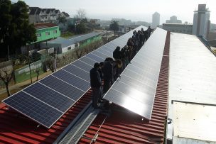 Autoridades inauguran primer sistema fotovoltaico en un liceo de Valparaíso