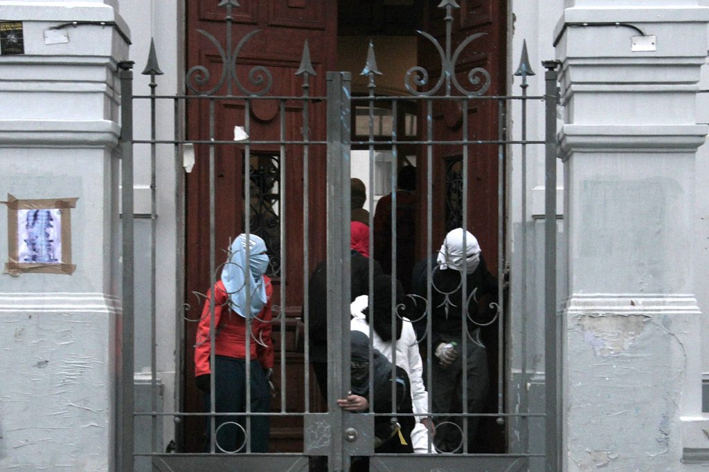 Encapuchados atacan oficina del rector en el Liceo de Aplicación