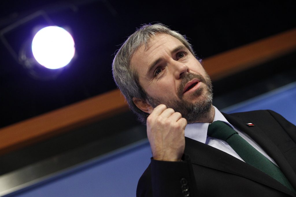 Ministro Blumel calificó de “inoportuna” el alza en los planes de isapre y pidió gestos