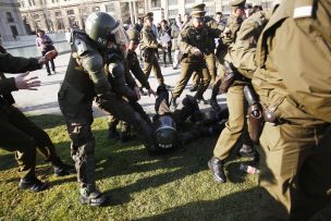 Fuertes incidentes entre Carabineros y grupos mapuche afuera de La Moneda