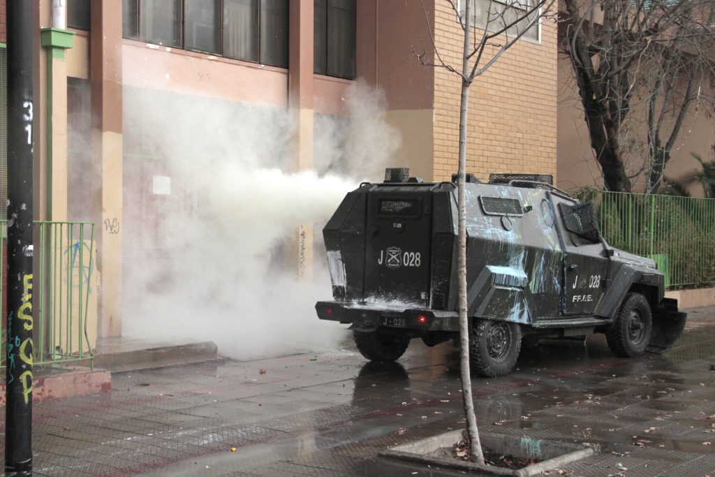 Disturbios en Liceo Darío Salas: Funcionarios detenidos por impedir ingreso de FF.EE.