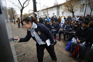 Realizan clase en exterior del Liceo Amunátegui y anuncian acción judicial