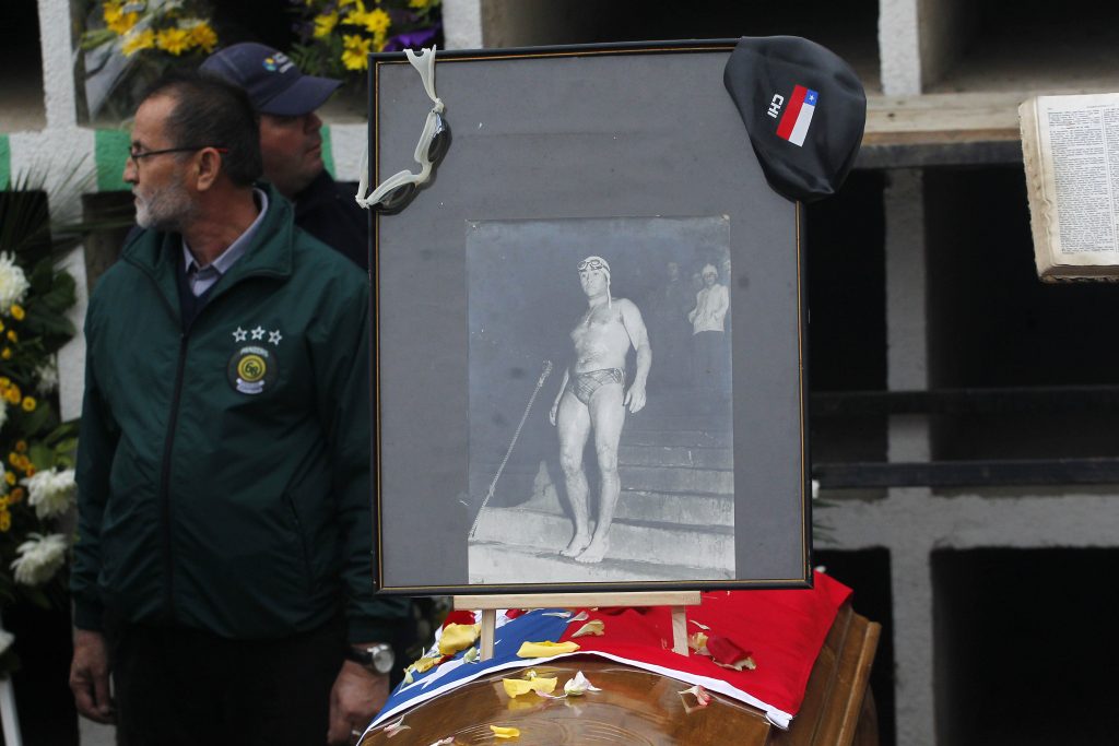 En cementerio de Playa Ancha fue despedido el nadador Víctor “Tiburón” Contreras