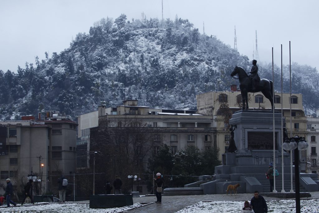 Alerta entre Atacama y Aysén por nevadas: En la RM caerían mañana y el lunes