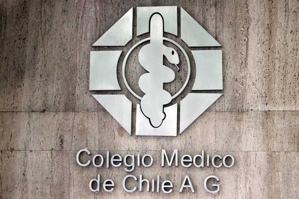 Colegio médico pide suspender clases en colegios y universidades