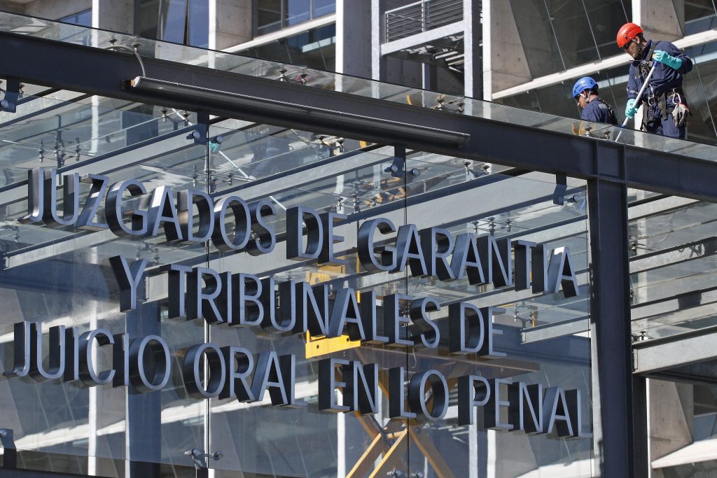 “La que dirige aquí soy yo”: Audiencia terminó en pelea a gritos entre jueza y abogado