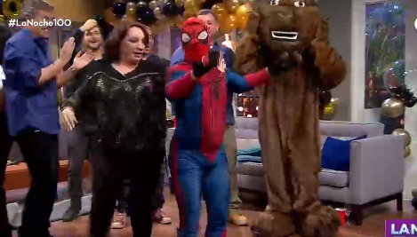 “Estúpido y sensual” Spiderman seduce a Gloria Simonetti con intenso perreo