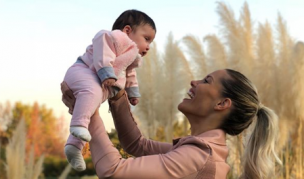 Gala se distrae en el primer paseo de Luz Elif en la playa