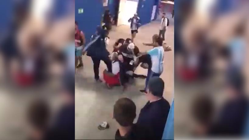 Brutal agresión: Barristas Argentinos patean en la cara a dos hinchas croatas