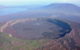 Erupción de un volcán en Galápagos obliga la evacuación de 50 personas