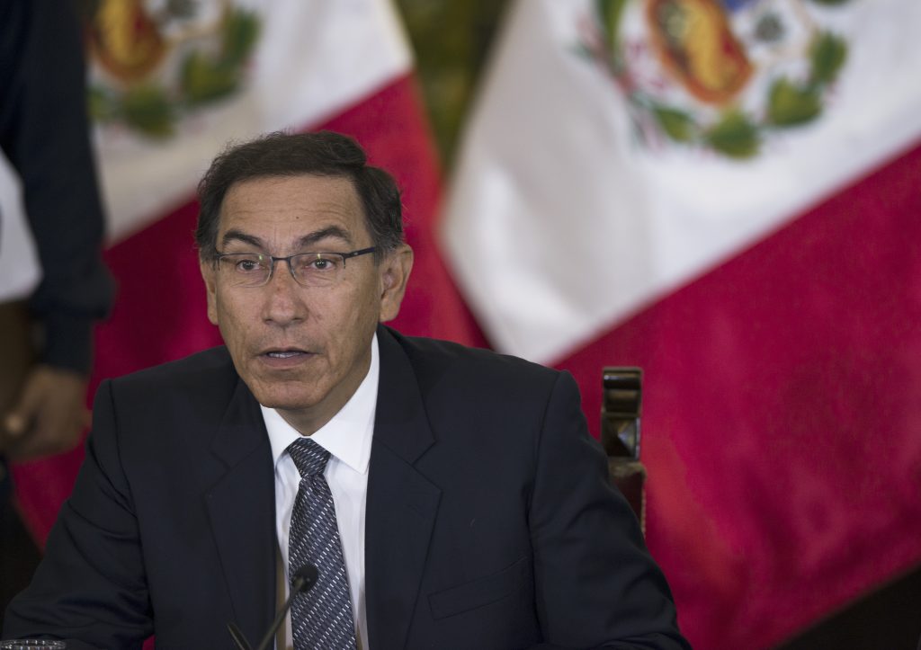 Aprobación del presidente peruano Martín Vizcarra cae casi 20 puntos en un mes