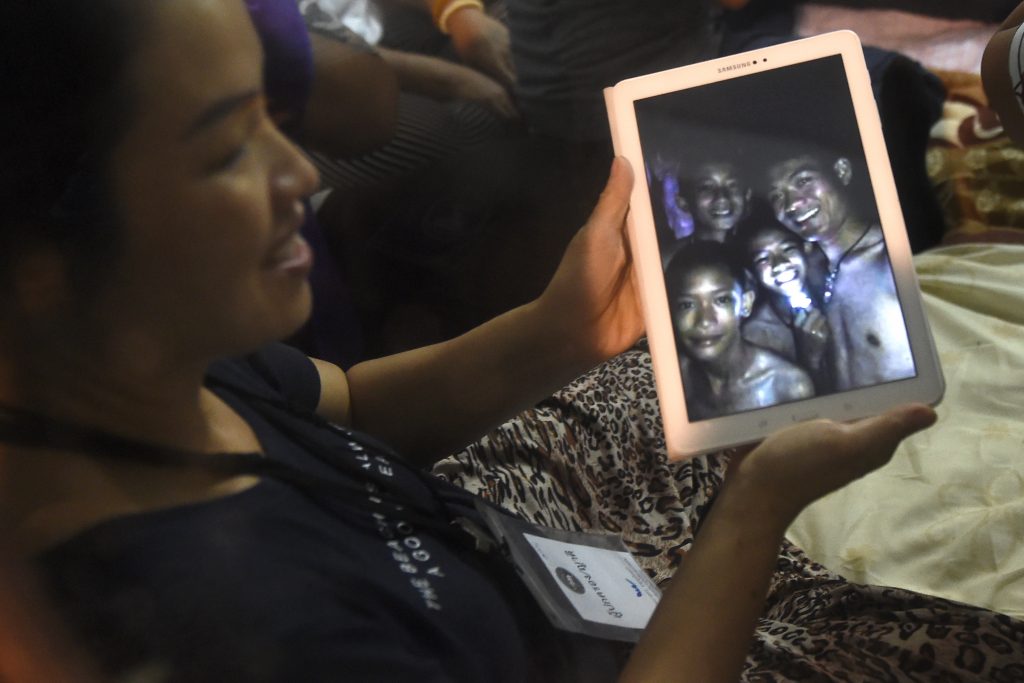 “¿Trece? ¡Genial!”: Las primeras palabras a niños atrapados en una cueva en Tailandia