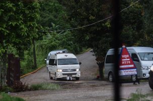 Rescatan a los 12 niños y al entrenador de la cueva en Tailandia