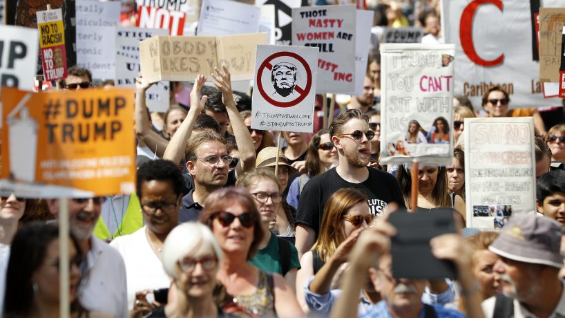 Decenas de miles de personas se manifiestan en Londres contra Trump