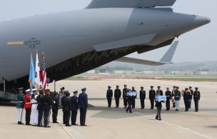 El avión con restos de soldados de EEUU caídos en guerra de Corea llega a Corea del Sur