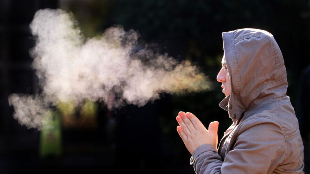 Meteorología pronostica que bajas temperaturas en RM seguirán este lunes