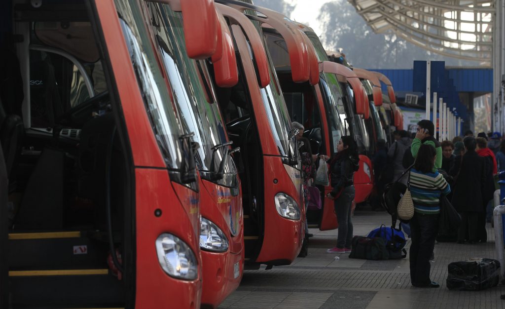 Diputadas proponen regular la venta de pasajes a menores de 14 años en transporte privado
