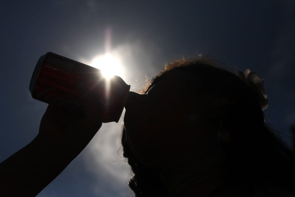 Alza de impuestos redujo en un 21,6% el consumo de bebidas en Chile