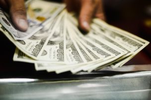 El dólar cierra la semana con una leve caída y llega a los $660