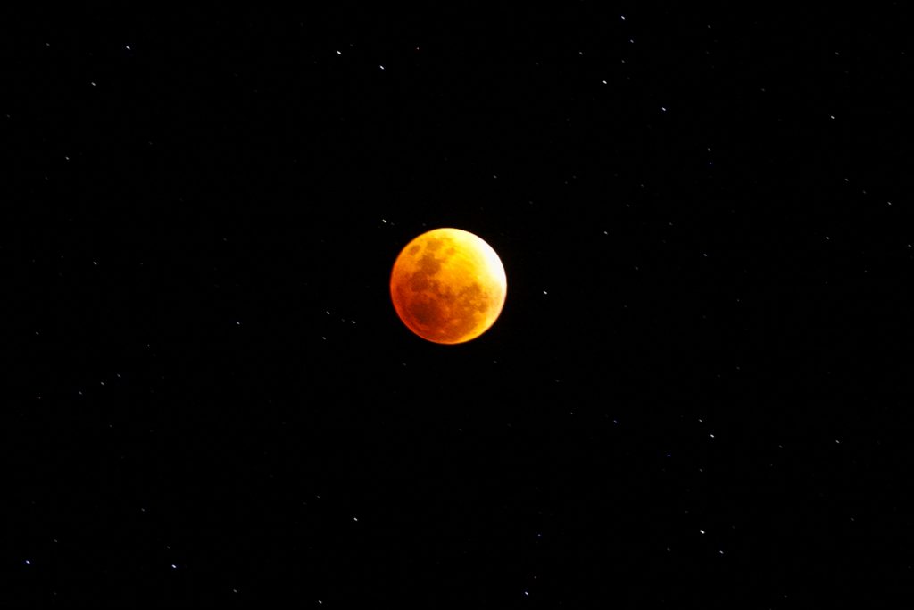 Eclipse lunar más largo del siglo podrá verse parcialmente en Chile