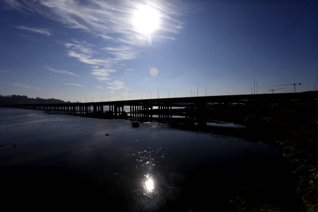 Seremi de Salud investigará derrame de petróleo en el río Bíobío