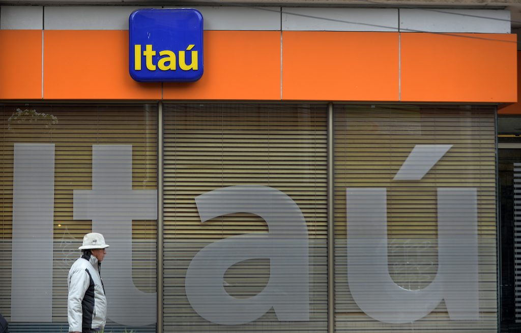Cinco individuos asaltan sucursal del banco Itaú en Vitacura