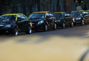 Taxistas realizan caravana en la capital para exigir la renuncia de la ministra Hutt