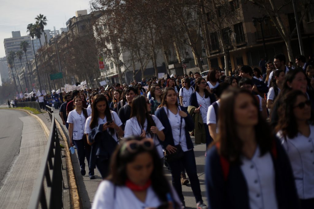 Enfermeras marchan en Santiago exigiendo que se cumpla dictamen