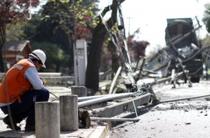 Choque de camión con un poste provocó corte de luz en la comuna de Maipú