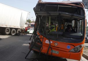 Choque entre bus del Transantiago y camión deja 7 personas heridas