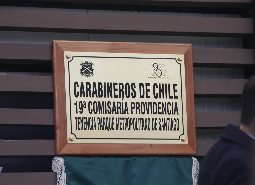 Graban a carabinero tratando de “puta” y “niñita” a joven en Providencia