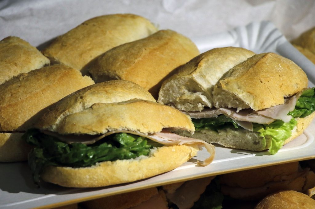 Cliente de Latam se tentó con un sándwich y recibió una “pobre” sorpresa