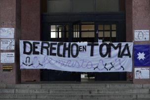 Estudiantes bajan toma feminista en la Facultad de Derecho de la U. de Chile