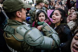 12 alumnas del Liceo 1 fueron detenidas afuera del instituto AIEP