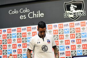 Lucas Barrios ilusiona a los hinchas de Colo Colo con especial camiseta