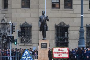 Nueva estatua de Pedro Aguirre Cerda desata ola de memes por este detalle