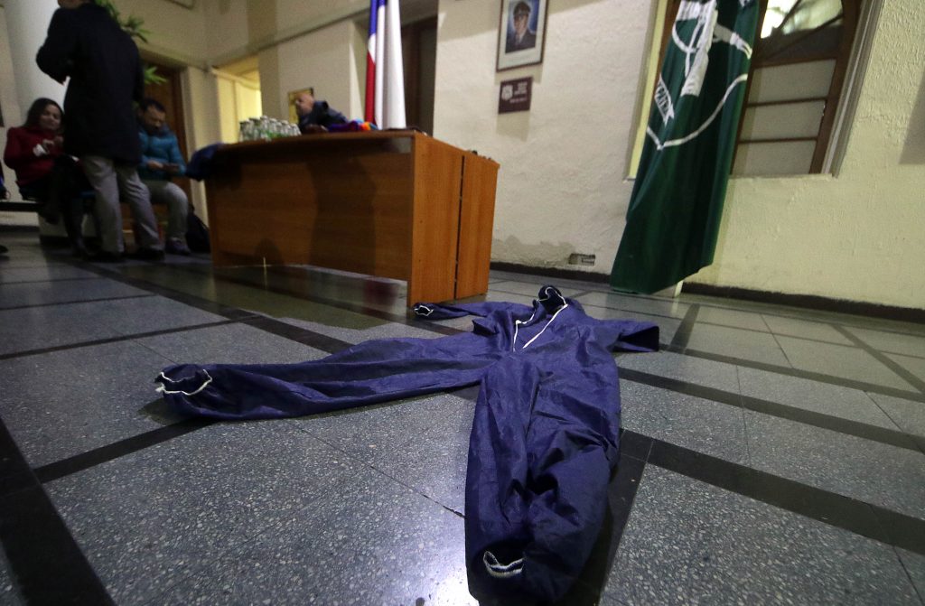 Carabineros apunta a “banda de los overoles” por daños en Instituto Nacional