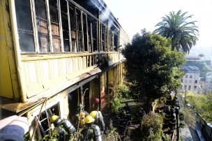 Incendio destruyó casona del paseo Yugoslavo en el cerro Alegre de Valparaíso