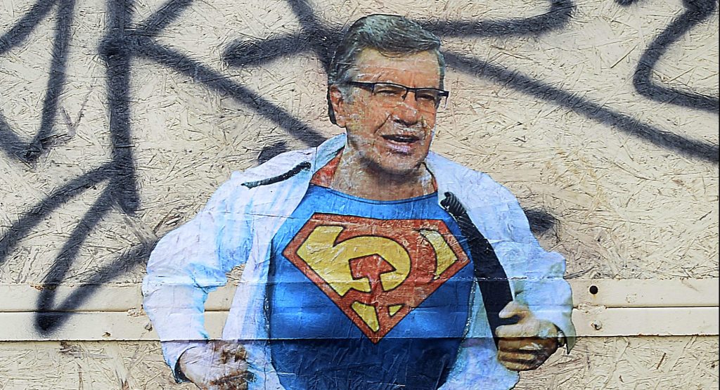 Aparece imagen de Lavín ironizado por su propuesta de viviendas sociales