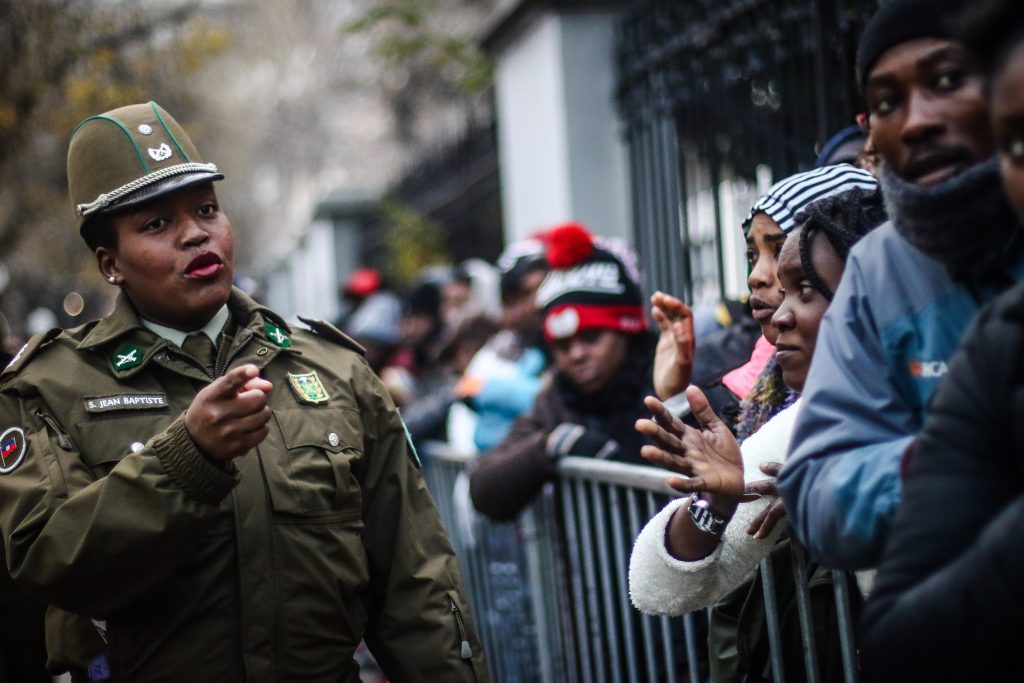 Carabineros usa “becarias haitianas” para mejorar atención migratoria
