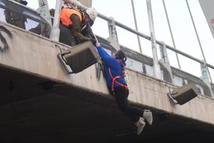 Mujer se colgó de puente para exigir reunión con alcalde de Santiago