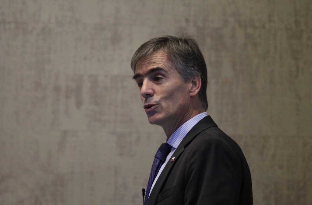 Valente se defiende tras recomendar invertir fuera de Chile