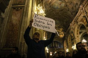 Protestan en misa presidida por Ricardo Ezzati en la Catedral