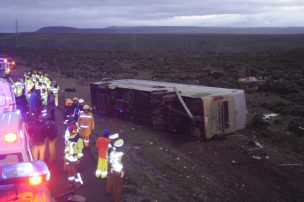 Volcamiento de bus de pasajeros deja un muerto y 15 heridos en Chañaral