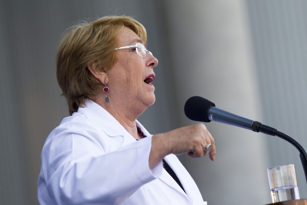 Bachelet en Brasil: “Chile se convirtió en experimento liberal en la salud”