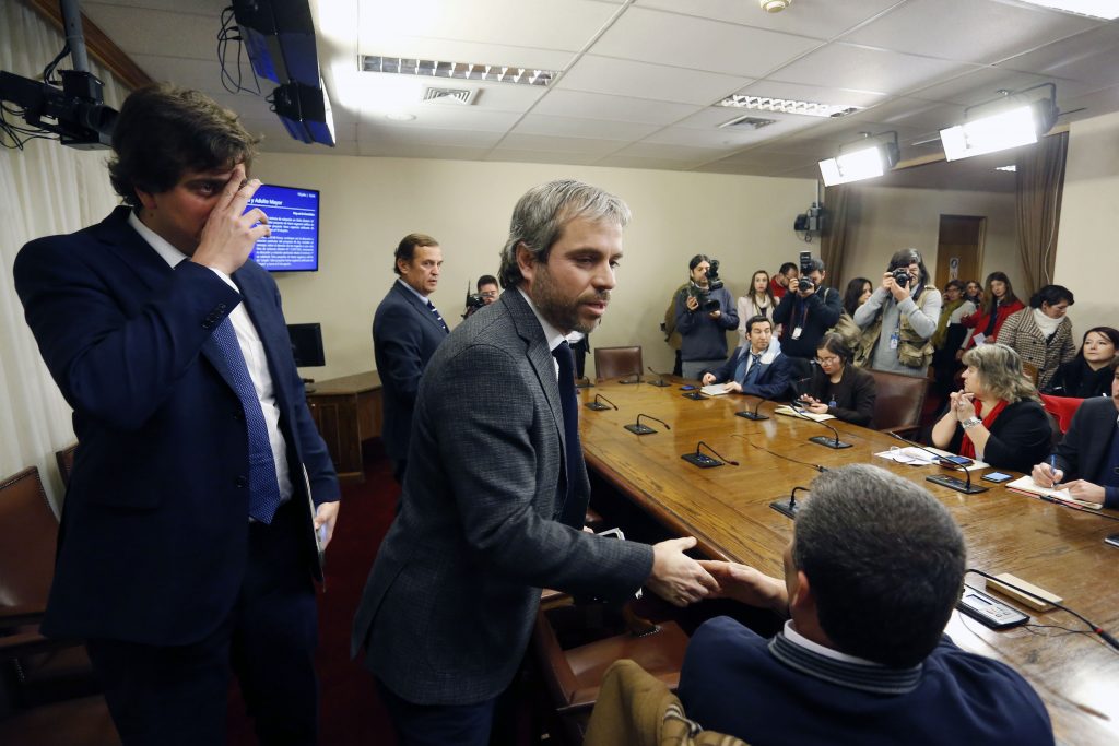 Ministro Blumel se reunió con apoderados de liceos emblemáticos por tomas