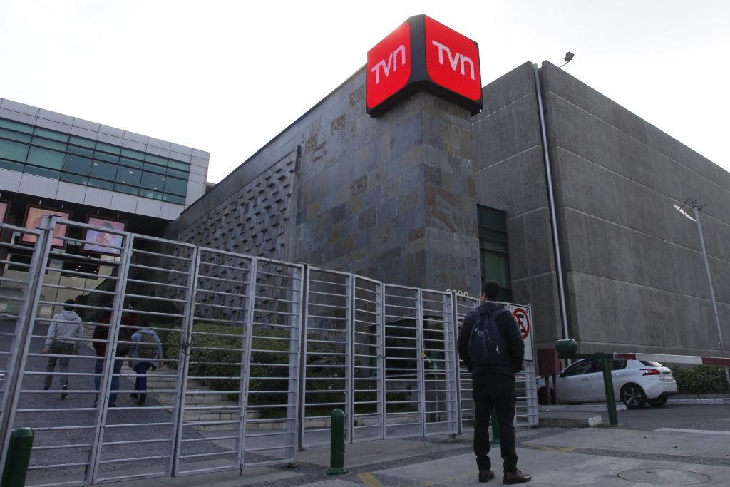 Diputados RN presentan denuncia por irregularidades en TVN al fiscal nacional
