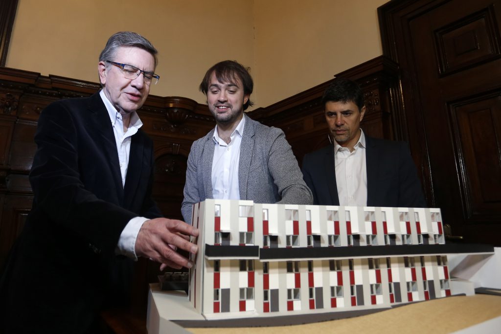 Alcaldes Sharp y Lavín comparten experiencias en política habitacional